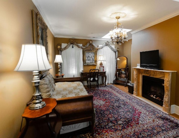 1840s Carrollton Inn image 22