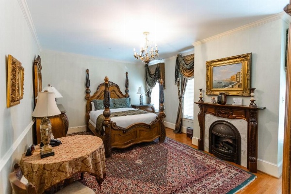 1840s Carrollton Inn image 35