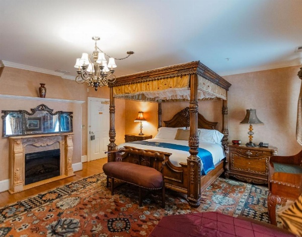 1840s Carrollton Inn image 40